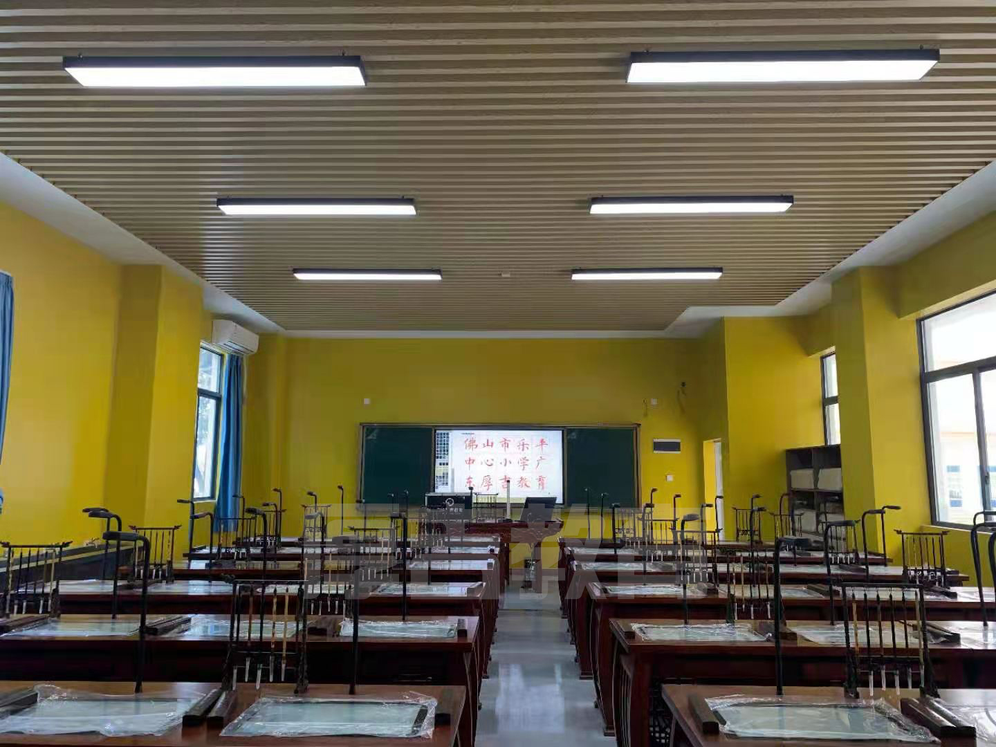 學校<a href='http://m.cjb148.com/chanpin/57-1.html' target='1' style='font-size:18px; font-weight:bold; color:#000000;'>書法室</a>