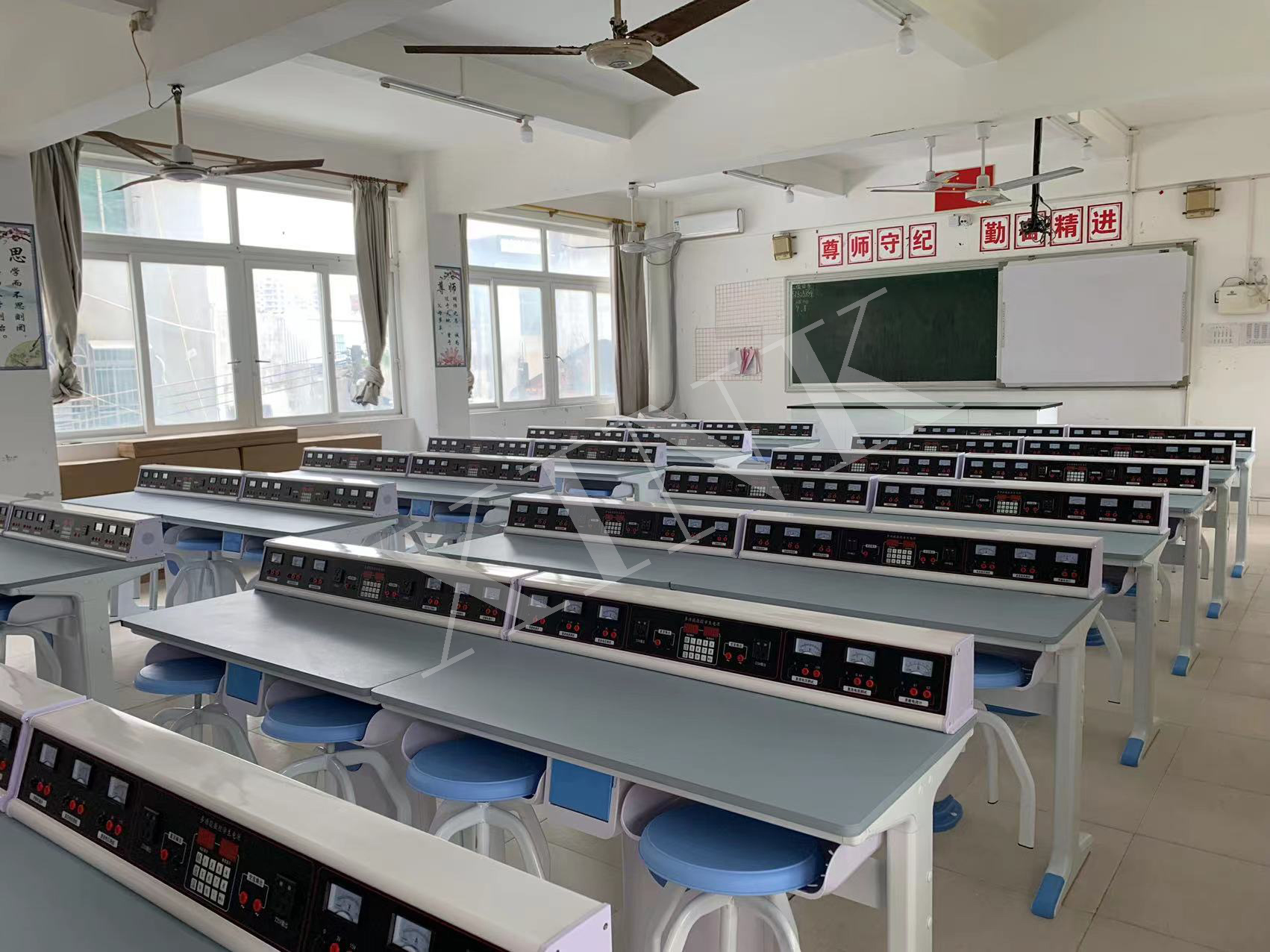 電學<a href='http://m.cjb148.com/' target='1' style='font-size:14px; font-weight:bold; color:#0080ff;'>物理實驗室</a>