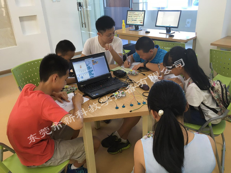 <a href='http://m.cjb148.com' target='1' style='font-size:14px; font-weight:bold; color:#0080ff;'>創客實驗室</a>