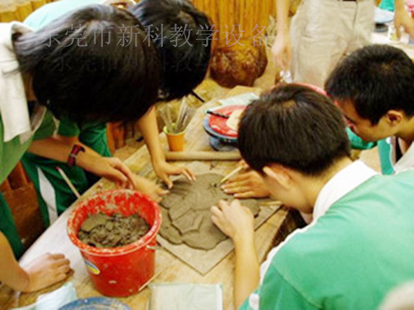 <a href='http://m.cjb148.com/chanpin/55-1.html' target='1' style='font-size:18px; font-weight:bold; color:#000000;'>陶藝功能室</a>2